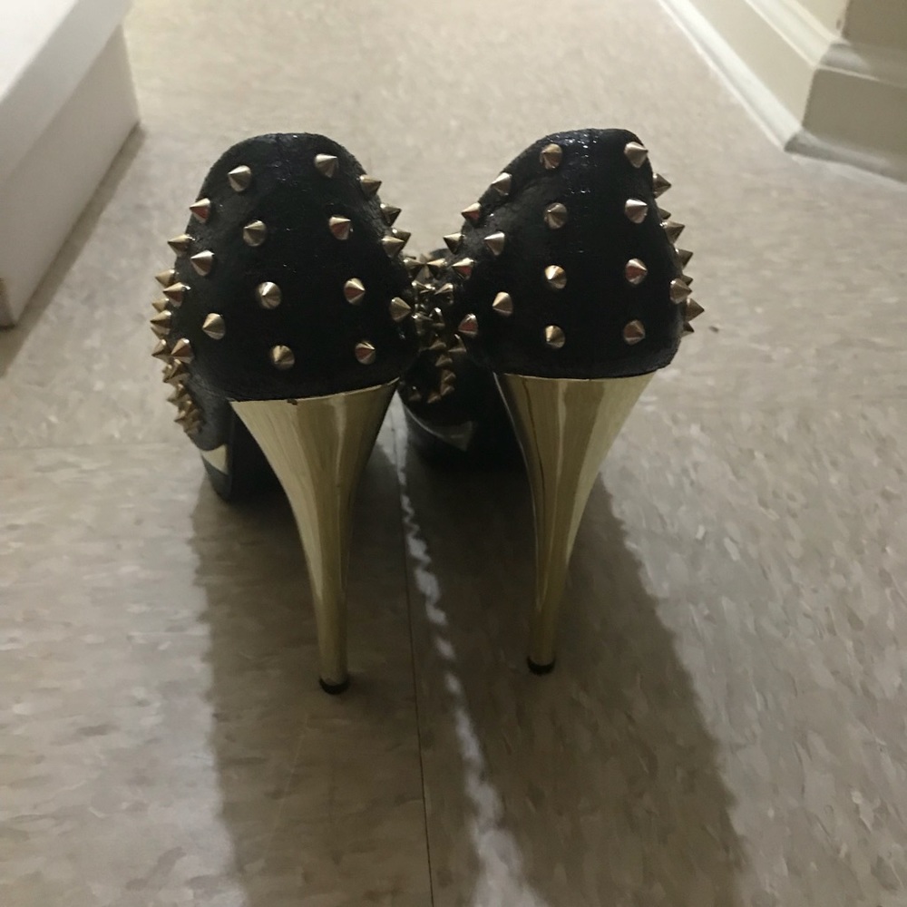 Shoes - Picture 3 of 6